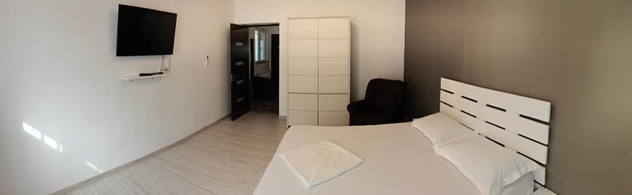 Carla'S Place Ap 2 Oradea Exterior photo